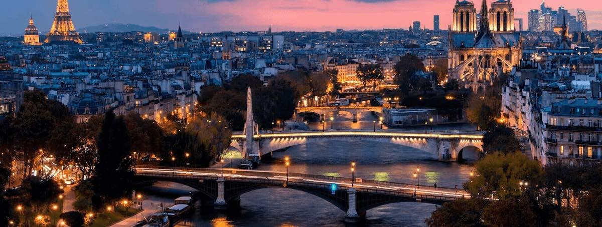 reserver-un-taxi-moto-paris-et-sa-banlieue-mis-en-avant-moto-taxi-moto-premium Réservez votre taxi moto sur Paris avec Taxi Moto Premium. Transfert rapide, pilote professionnel et confort sur moto Goldwing haut de gamme.